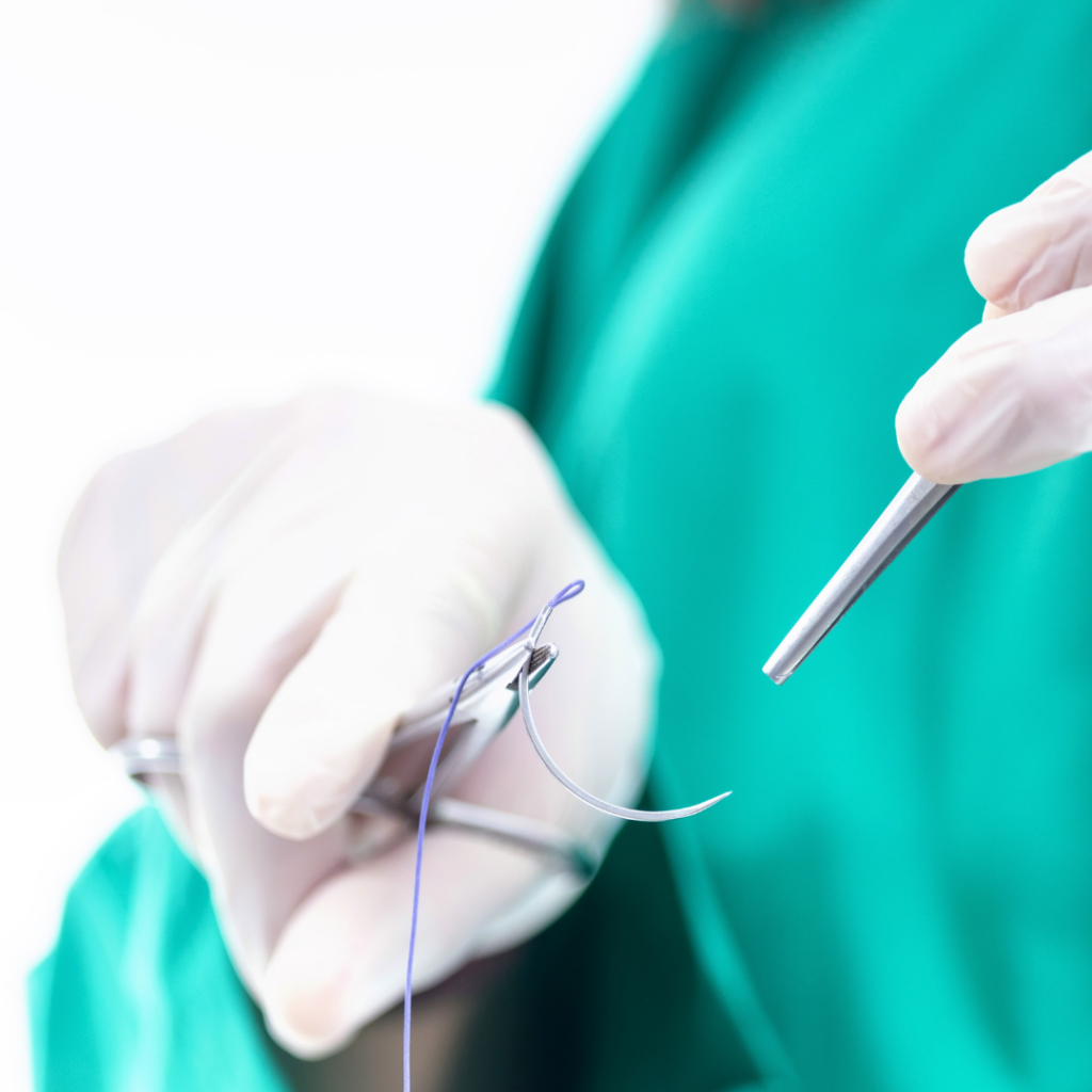 Visualisierung von nicht resorbierbarem Nahtmaterial, eines Nadelhalters und einer Pinzette als Beispiel für Nahtinstrumente in der Zahnmedizin.