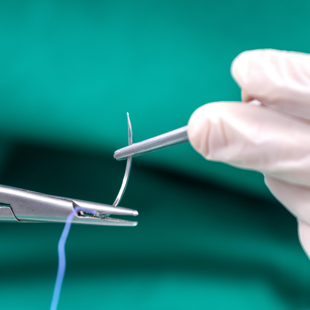 Visualisierung von resorbierbarem Nahtmaterial, eines Nadelhalters und einer Pinzette als Beispiel für Nahtinstrumente in der Zahnmedizin.