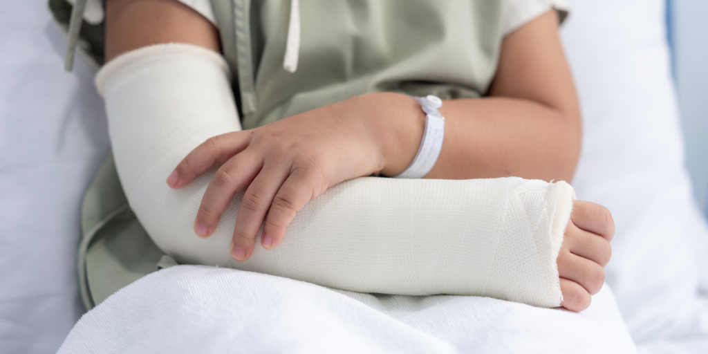 Abbildung eines Kindes mit einem Arm im Gips. Das Bild dient der Darstellung von der Nutzung chirurgischen Nahtmaterials in der Unfallchirurgie.