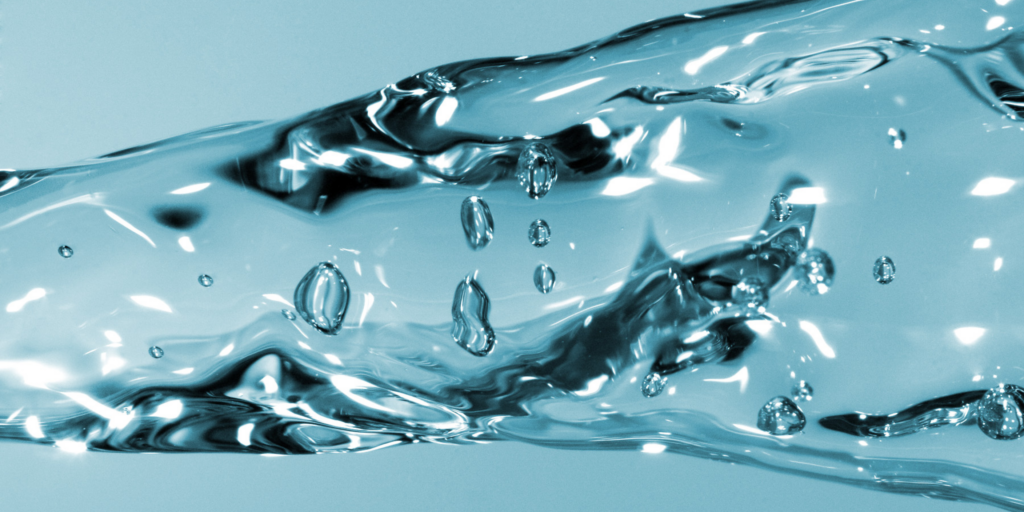 Abbildung von Wasser als Synonym für die Kapillarität von polyfilem Nahtmaterial.